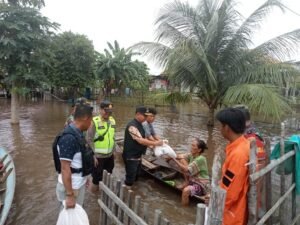 Peduli Kemanusiaan, Kapolsek Rantau Bayur salurkan Sembako Kepada Masyarakat Korban Banjir