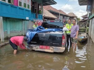 Kepedulian Polres Banyuasin Terhadap Masyarakat yang Terdampak banjir Patut Diacungkan Jempol