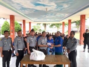 Tunaikan Hak Warga Binaan, Kalapas Banyuasin Bagikan Keperluan Mandi