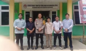 Kapolres Banyuasin AKBP Ferly Rosa Putra Turun Langsung 2 Kantor Sekretariat PPK demi Mewujudkan Pemilu 2024 Yang Aman dan Kondusif
