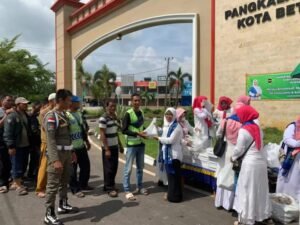 BKMT Bersedekah, Ibu-ibu Majelis Taklim Bagi-Bagi Nasi Kotak di Depan Gerbang Pemkab.