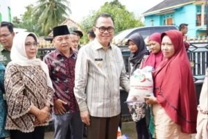 Menyalurkan Bantuan Cadangan Pangan Beras 10,kg di Berikan Secara Simbolis Oleh Pj Bupati Banyuasin H. Hani sopiar Rustam