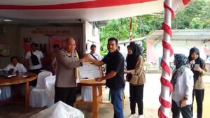 Ketua DPC PWRI Pali Terima Penghargaan Dari Organisasi Pers