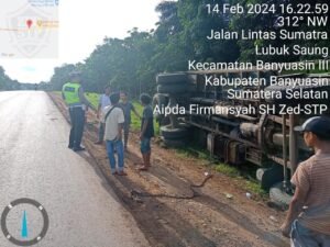 Hindari Kendaraan keluar dari Rumah Makan, Truck Terguling di KM. 38
