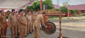 Pj Bupati Banyuasin, H. Hani Syopiar Rustam, SH. Didampingi Camat Banyuasin III, Santo. S. Sos, M. Si. Launching Gerakan Tanam sayur (Gertas) di SMPN 2 Banyuasin III.