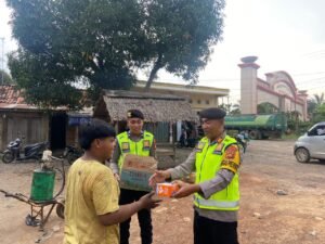 Wujud Kepedulian Polri, Sat Samapta Polres Banyuasin Bagikan Takjil Jelang Berbuka Puasa