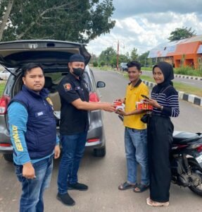 Satres Narkoba Polres Banyuasin Bagi -BagiTakjil Untuk Pengendara dan Warga Di pimpin Langsung AKP Najamudin,