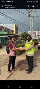 Bagi – Bagi Takjil Jelang Berbuka Puasa, Polres Banyuasin Juga Berikan Himbauan Kamtibmas
