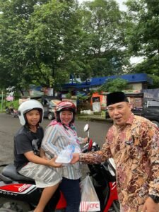 DPW SWI Sumsel bagikan 500 takjil Romadhan buat masyarakat Palembang
