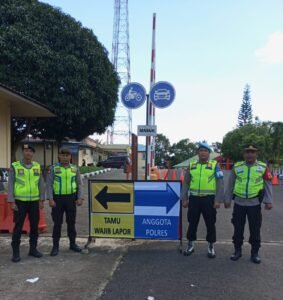 Pemeriksaan Saat Memasuki Gerbang Polres demi Memastikan Keamanan di Mapolres Banyuasin