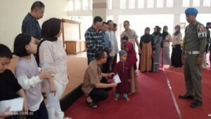 Serahkan Sebagian Rejekinya Ke Fakir Miskin, Pj Bupati Banyuasin: Hadist Rasulullah Perintahkan Kita Berbagai