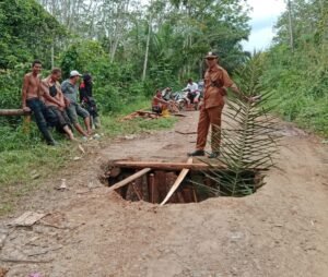 Jalan penghubung Dusun Pandan – Desa Bengkuang Putus Karena Jembatan Amblas