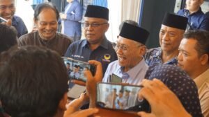 Didampingi para relawan, Slamet Somosentono Calon Bupati Banyuasin mengambil formulir pendaftaran Bakal Calon Kepala Daerah.