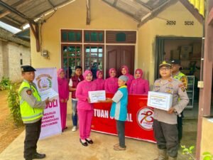 Polsek Pulau Rimau Bagikan 50 Paket Sembako Kepada Masyarakat Yang Kurang Mampu