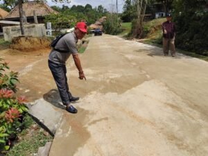 Baru Dikejakan Satu Bulan Jalan Sudah Rusak, Proyek Jalan Desa Tanjung Bringin Banyuasin Pakai Dana DD Diduga Tidak Sesuai Standar