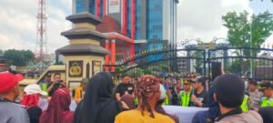 Geruduk Polda Sumsel,Puluhan Massa Garda Prabowo Sumsel Bersama Istri dan Anak Korban Minta Keadilan Terhadap Pembunuhan Nugroho