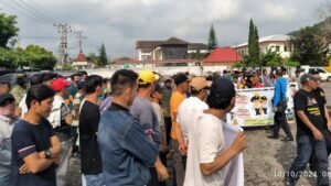 Gerakan Rakyat Bela (GARDA) Prabowo menggelar aksi demonstrasi di halaman Pengadilan Negeri Lubuk Linggau