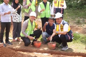 Kapolres Banyuasin Laksanakan Peletakan Batu Pertama Bedah Rumah di Desa Rantau Harapan, Menindaklanjuti Program Kapolda Sumsel
