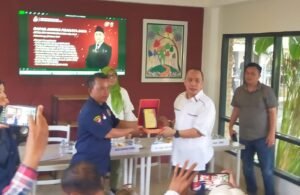 Usai Gelar Dialog Dan Deklarasi Damai AWPI Sumsel Lakukan Penempelan Stiker Himbauan Untuk Menjaga Kamtibmas Pilkada 2024