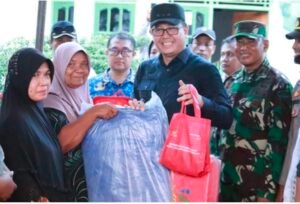 Sigap! Pj. Bupati Banyuasin Serahkan Bantuan Untuk Korban Puting Beliung Desa Telang Jaya