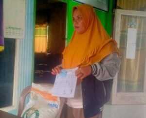 Pemdes Lubuk Lancang Bagikan Bantuan Beras Bulog