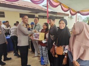 Kunker Ke Polsek, Kapolres Lampung Utara Tatap Muka dan Bagikan Bansos Kepada Masyarakat