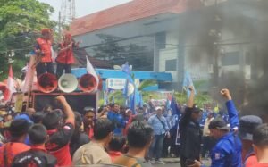 Geruduk Kantor Gubernur Ratusan Buruh/Pekerja Tuntut Revisi UMSP Sumsel dan Segera Tetapkan UMK dan UMSK 7 Kabupaten Kota Tahun 2025