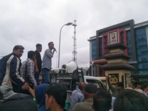 Minta Tindaklanjuti Perkara Perumahan KMS, Ratusan Massa FPGSS Datangi Polda Sumsel