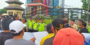 Dugaan Korupsi Anggaran Dana BOS dan PSB SMKN 3 OKU, Ratusan Massa Garda Prabowo Laporkan Ke Polda Sumsel