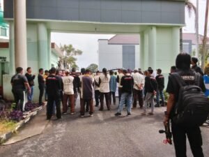 SIRA Kerahkan Massa Ke Kejari Palembang, Apresiasi Kajari OTT Kadisnaker Provinsi Sumsel