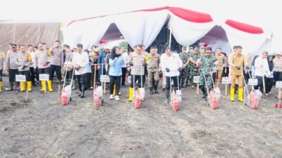 Dipusatkan di Kabupaten Ogan Ilir, Kapolda Sumsel Bersama Pangdam II Sriwijaya Tanam Jagung di Program 1 Juta Hektar