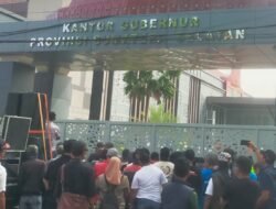 Sambangi Kantor Gubernur Sumsel, Gabungan Aktivis dan LSM di Sumsel Meminta Pecat Kepala SMKN 3 dan SMAN 5 OKU Yang Ikut Aksi Demo