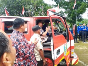 Kadis Dispusip dan Damkar Terima Hibah Mobil Damkar, Sekaligus Pemusnahan Arsip 10 Tahun