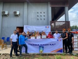 Dukung Upaya Pengentasan Kemiskinan di Sumsel, KAI Divre III Palembang Salurkan 300 Paket Sembako