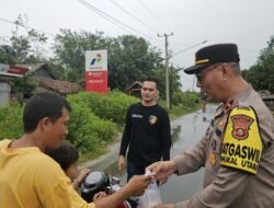 Polsek Penukal Utara Menggelar Aksi Sosial Dengan Membagikan Takjil Gratis kepada Masyarakat.
