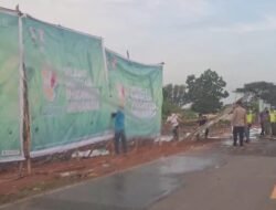Presiden Prabowo Datang, Tumpukan Sampah Mendadak Bersih, di Banyuasin Ditutupi Spanduk