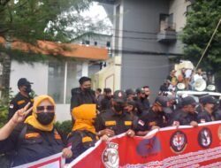 Adi Simba Pimpin Aksi Unjuk Rasa di Pengadilan Negeri Palembang