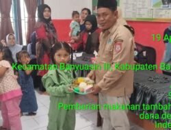 Bersama Kader Posyandu, Pemdes Lubuk Saung memberikan makanan tambahan pada balita