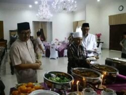 BUPATI LAMPUNG UTARA DR. H. HAMARTONI AHADIS, M.Si. JAMU MAKAN SIANG K.H. TAUFIQURRAHMAN MUZAKKI SYAH BERSAMA ROMBONGAN DALAM SUASANA PENUH KEHANGATAN