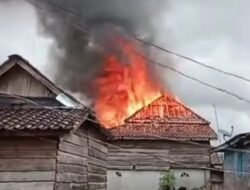 Sebuah Rumah Panggung di Desa Lunas Jaya Hangus di Lalap Si Jago Merah