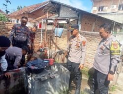 Respon Cepat, Personel Polsek Kotabumi Kota Evakuasi Warga Yang Jatuh di Dalam Sumur