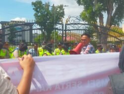 Dukung Kepolisian Tindak Tegas Terhadap Maraknya Gudang BBM Ilegal, Ungkapnya Desri SH Saat Orasi Di Polda Sumsel Bersama Pose RI jo Media Partner dan SMSS