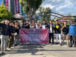 Gaass Banyuasin Geruduk Kantor Mapolda Sumsel Tuntut Untuk Menangkap 2 Kepala Dinas Di Lingkup Pemkab Banyuasin Dan 2 Pimpinan BUMN Cabang Pangkalan Balai Banyuasin