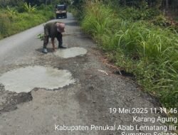 Pemerintah Desa Air Itam Timur Bahu Membahu Dengan PT Abuhrahmi Memperbaiki Kerusakan Jalan