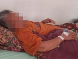 Diduga Terkena Gas Sumur Minyak Ilegal, Lansia Warga Kaliberau Dilarikan ke RSUD Bayung Lencir