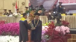 Rektor Universitas Palembang Kukuhkan 212 Alumni di Wisuda Ke-38 Tahun 2025