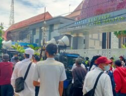 Massa Gabungan Dari Aktivis Se-Sumsel Berikan Gelar Bapak Nepotisme Dan Baling-Baling Kepada Gubernur Sumsel