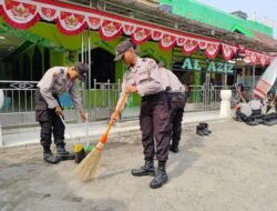Siswa Diktukba Polri SPN Polda Jatim Punguti Sampah di Pasar Mojokerto, Pedagang: “Bikin Hati Adem