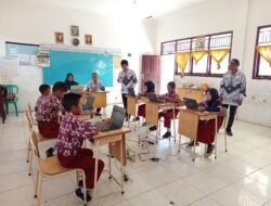 Tidak Ada Sinyal, Siswa SD Batu Tuguh Harus Tempuh Enam Kilo Meter Untuk Ikuti Ujian