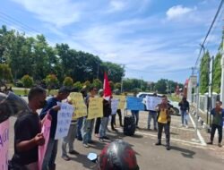 Puluhan Massa Demo di Kejari Banyuasin, Desak Usut Dugaan KKN di Tiga OPD